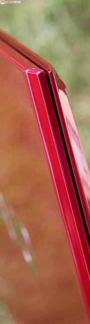 Sony Vaio Pro 13 SVP-1321C5ER RED Edition: auffällige Optik, geringstes Gewicht, aber sehr schmutzempfindlich.
