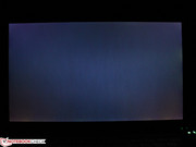 An den Rändern sind beim Schwarzbild kleine Lichthöfe zu erkennen (max. Luminanz eingestellt).