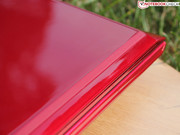 Bis auf die unmittelbare Tastatureinfassung ist das Gehäuse komplett lackiert.