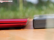 ...sondern ist auch fast so dünn (Front, sehr dünn)...