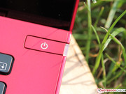 Die Power-Taste leuchtet auch seitlich (geschlossenes Gerät).