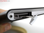 Hierunter befinden sich Micro-USB und SD-Kartenleser.