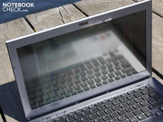 Das Semi-entspiegelte TFT-Panel mit LED-Backlight leuchtet anständig hell.