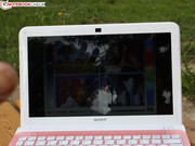 Das Display ist nicht entspiegelt.