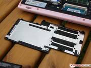 Die Schrauben der Unterseite sind durch kleine Stöpsel kaschiert.