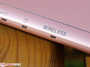 weiße Bereiche am Displayrahmen und an der Chassis-Umrandung.