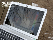 Reflexionen in Einklang mit geringer Helligkeit (Drosselung im Akkubetrieb).