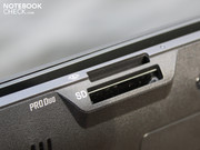 Typisch für Sony: Memory Stick und SD-Card Slot.
