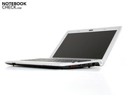 Kompakt und handlich ist der Mini komplett in matt lackierten Kunststoff gehüllt.