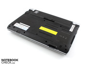 Auf der Unterseite kann der Akku wie üblich abgenommen werden.