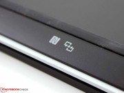 Sony integriert einen NFC-Sensor für die berührungslose Kontaktaufnahme, z. B. mit einem Headset.