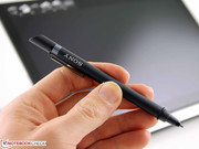 Im Karton liegt derselbe Digitizer-Pen wie beim Vaio Tab 11. Der aktive Stift liegt gut in der Hand, ist passend schwer und hat Batterien.