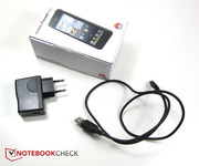 In der Verpackung enthalten sind neben dem Ascend G510 lediglich ein modulares Netzteil und ein Micro-USB-Kabel.