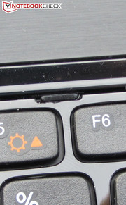 ...müssen die Haltehaken nach hinten gedrückt werden.