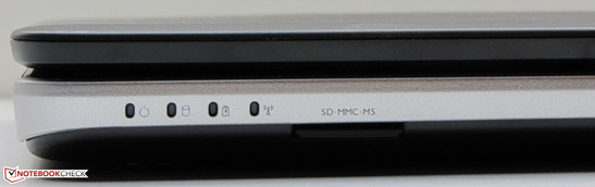 An der Vorserseite findet sich das Speicherkartenlesegerät (SD, MMC, Memory Stick).