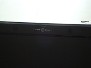 Auch eine WebCam samt dazugehörigem Array Mikrofon ist mit an Bord.