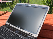 Das Gehäuse wurde auf den Oberseiten überarbeitet.