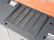 Unten am wuchtigen Gehäuse gibt es große Ansaugöffnungen.