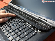 Die Platte über den Tasten kann abgenommen werden.