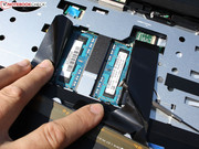 So entfernt der Nutzer die Tastatur und kommt an zwei von vier RAM Riegeln heran.