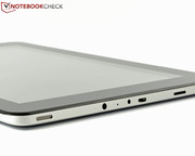 Die Stereolautsprecher sind an den Seitenkanten angebracht und...