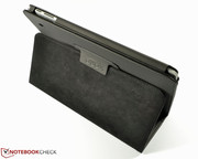 Die Schutzhülle dient gleichzeitig als Ständer.