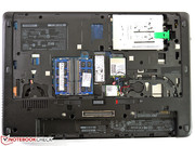 Während zwei RAM-Steckplätze so problemlos erreichbar sind, befinden sich zwei weitere unter der Tastatur.