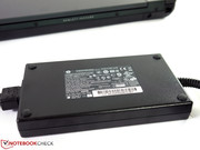 Das Netzteil bietet eine Nennleistung von 150 Watt und wiegt stolze 730 Gramm.