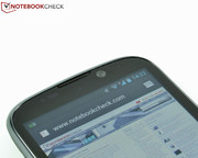 Über dem Display reihen sich Annäherungs-, Lichtsensor und der Lautsprecher sowie eine Frontkamera aneinander.