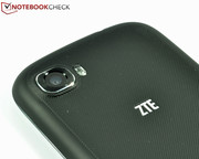 Flankiert wird die 8-Megapixel-Linse von einem LED-Blitz.