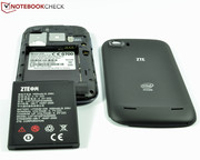 Die Mulde an der Ecke ist zum Aufhebeln des Backcovers gedacht.