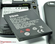 Hat man die streng sitzende Abdeckung entfernt, ist der Akku entnehmbar.