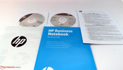 Zwei DVDs (Windows 8 Pro, Application and Driver Recovery) und ein paar Broschüren liegen dem Notebook bei.