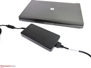 Das Netzteil ist groß und schwer.