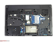 Die Bodenabdeckung ist schraubenlos befestigt und gibt den Zugriff auf die wichtigsten Komponenten frei.