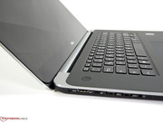 Der Arbeitsbereich um die Tastatur herum ist mit einer gummiartigen Beschichtung überzogen.