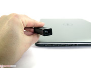 Ein kabelgebundener LAN-Anschluss ist nur über den mitgelieferten USB-Adapter möglich.