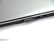 Eingesteckte Speicherkarten ragen aus dem Gehäuse heraus.