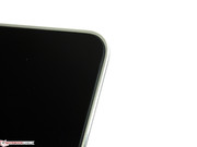 Das rahmenlose Display ist mit einer durchgehenden, stark spiegelnden Glasoberfläche abgedeckt.