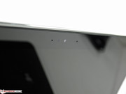Webcam und integrierte Mikrofone befinden sich im Displaybereich.