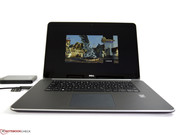 Manche Bildinhalte werden auf dem QHD+-Display mit breitem schwarzen Rand dargestellt.