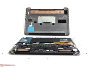 Nach dem Lösen der Torx-Schrauben am Unterboden gelangt man an die Komponenten.