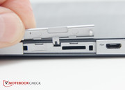 Die MicroSD-Karte befindet sich hinter einer Klappe. Ein Schacht für SIM-Karten ist nicht in allen Ländern erhältlich.