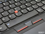Der rote Knubbel mit Tasten alias Trackpoint ist ein Markenzeichen.