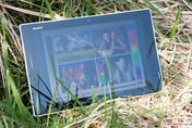 In einer schattigeren Umgebung lässt sich das Z2 Tablet prima nutzen.