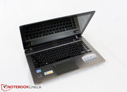 Das von Rand zu Rand reichende Hochglanzdisplay ist nicht zu übersehen.