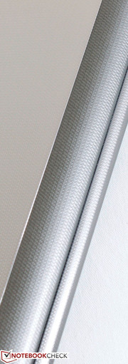 Die einzigartige Oberfläche vermeidet den üblichen glatten, plastikartigen Eindruck, den viele andere Notebooks vermitteln.