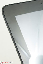 Der spiegelnde Bildschirm wird durch eine Glasscheibe geschützt.