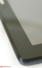 Bei leichtem Druck oder Versuchen, das Gehäuse zu verwinden, sind leichte Knarzgeräusche zu hören.