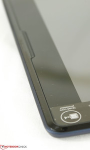 Die Stereo-Lautsprecher auf der Vorderseite sind zum Anwender gerichtet.